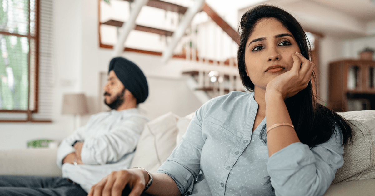 इमोशनली अनअवेलेबल पार्टनर के 7 संकेत और समाधान